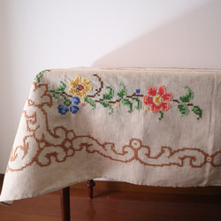 ドイツの手仕事/亜麻色の生地にフォークロアなお花の手刺繍 大判テーブルクロス (ヴィンテージ) 6枚目の画像
