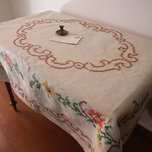 ドイツの手仕事/亜麻色の生地にフォークロアなお花の手刺繍 大判テーブルクロス (ヴィンテージ) 9枚目の画像
