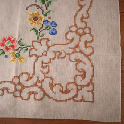 ドイツの手仕事/亜麻色の生地にフォークロアなお花の手刺繍 大判テーブルクロス (ヴィンテージ) 12枚目の画像