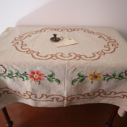 ドイツの手仕事/亜麻色の生地にフォークロアなお花の手刺繍 大判テーブルクロス (ヴィンテージ) 1枚目の画像