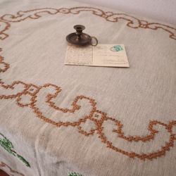 ドイツの手仕事/亜麻色の生地にフォークロアなお花の手刺繍 大判テーブルクロス (ヴィンテージ) 10枚目の画像