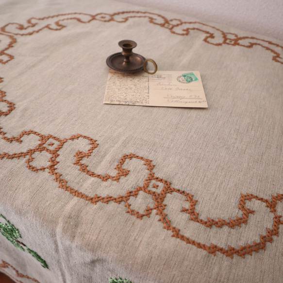ドイツの手仕事/亜麻色の生地にフォークロアなお花の手刺繍 大判テーブルクロス (ヴィンテージ) 10枚目の画像