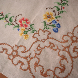 ドイツの手仕事/亜麻色の生地にフォークロアなお花の手刺繍 大判テーブルクロス (ヴィンテージ) 14枚目の画像