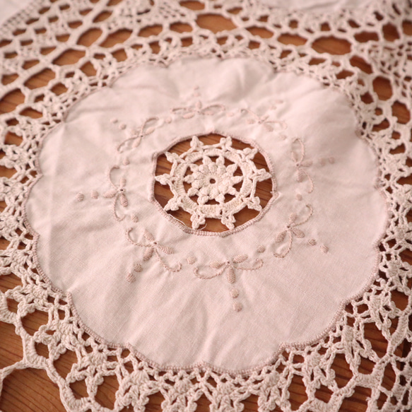 フランスの手仕事/29パーツの円形パーツを手編みクロッシェ レースで繋ぎ合わせた円形テーブルクロス (ヴィンテージ) 10枚目の画像