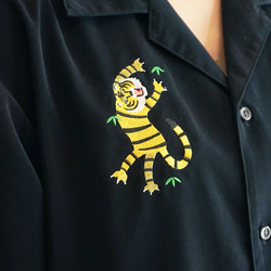 「ジャンプする虎」 刺繍　シルキーオープン半袖シャツ 2枚目の画像