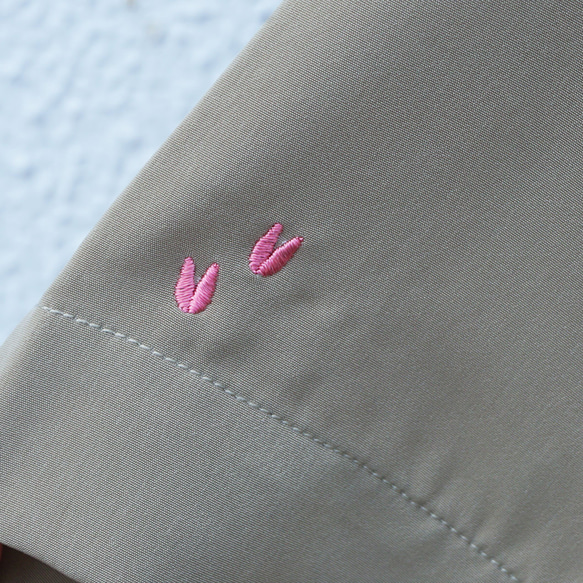 「翼のある豚」 刺繍　シルキーオープン半袖シャツ 6枚目の画像