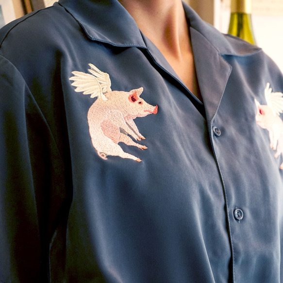 「翼のある豚」 刺繍　シルキーオープン半袖シャツ 2枚目の画像