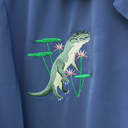 「睡蓮と鰐」刺繍 シルキーオープン 半袖シャツ 2枚目の画像