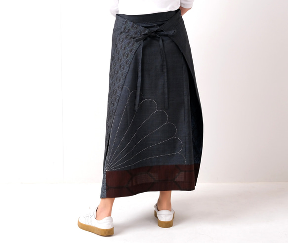 アンティーク大島紬のパッチワーク巻きスカート　青割り込み絣　サロン　オーバースカート　着物リメイク 2枚目の画像