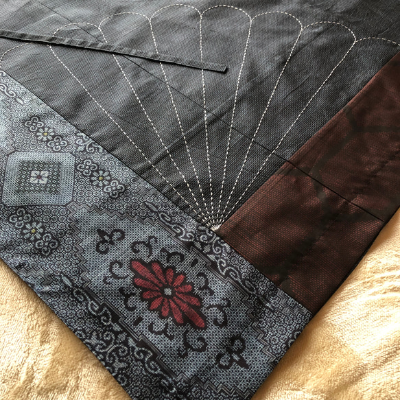 アンティーク大島紬のパッチワーク巻きスカート　青割り込み絣　サロン　オーバースカート　着物リメイク 6枚目の画像