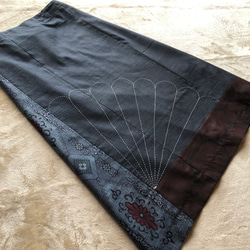 アンティーク大島紬のパッチワーク巻きスカート　青割り込み絣　サロン　オーバースカート　着物リメイク 4枚目の画像