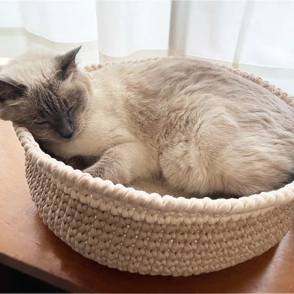 洗濯機で丸洗い可＆オールシーズン使える猫ベッド＊選べる３色（ベージュ・グレー・ブラウン）手編みのペットベッド 2枚目の画像