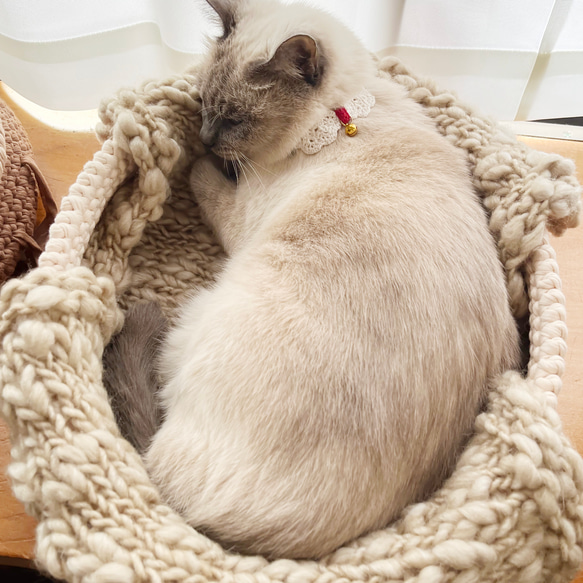 洗濯機で丸洗い可＆オールシーズン使える猫ベッド＊選べる３色（ベージュ・グレー・ブラウン）手編みのペットベッド 8枚目の画像