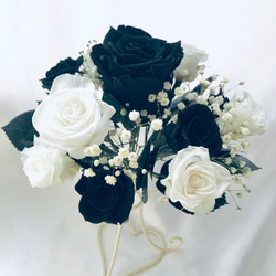 ち様専用ご購入ページプリザーブドフラワー/黒薔薇と白薔薇の12本のダーズンローズ花束（花束ラッピング） 7枚目の画像