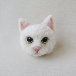 白猫ニャーちゃんのお顔ブローチ 1枚目の画像