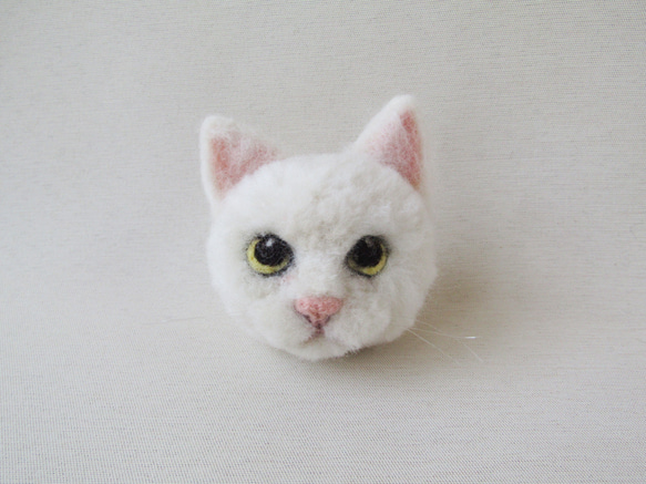 白猫ニャーちゃんのお顔ブローチ 1枚目の画像