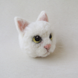 白猫ニャーちゃんのお顔ブローチ 2枚目の画像
