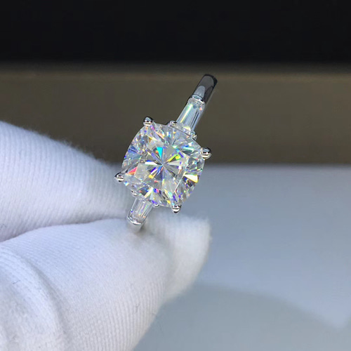 newデザイン】輝くクッションカット モアサナイト ダイヤリング K18WG