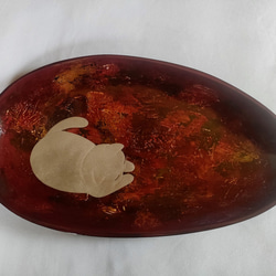 [皿・盆] 　変わった形の錦塗皿　「ネコ」　木製漆塗 2枚目の画像