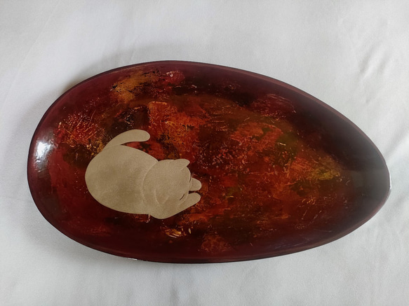 [皿・盆] 　変わった形の錦塗皿　「ネコ」　木製漆塗 2枚目の画像