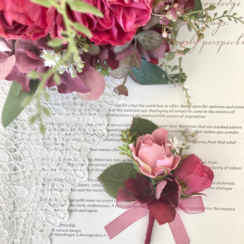 ワインレッドとピンクが大人可愛いクラッチブーケ＆ブートニア