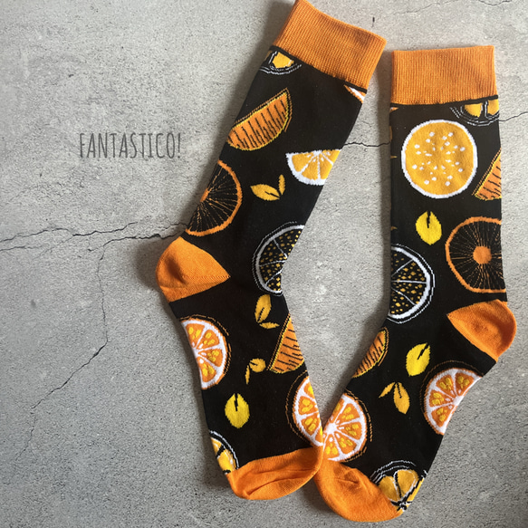 オレンジドット柄靴下❤️メンズスケーターソックス グラフィックポップアート プレゼント 果物フルーツみかん北欧水玉模様 1枚目の画像