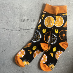 オレンジドット柄靴下❤️メンズスケーターソックス グラフィックポップアート プレゼント 果物フルーツみかん北欧水玉模様 2枚目の画像