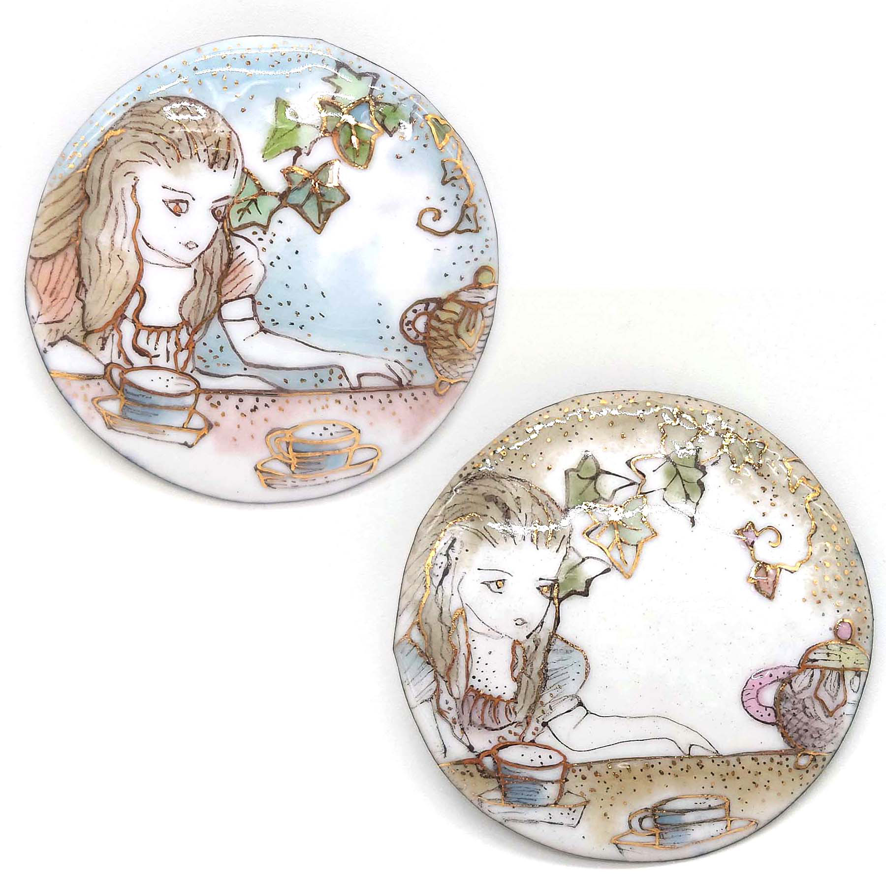 「不思議の国のアリス(アンティーク調)」お茶会のアリスの七宝焼ブローチ(円型)【受注制作】