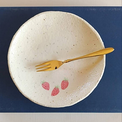 《少し訳あり品》陶の中皿・ケーキ皿【山武市のイチゴ】 1枚目の画像