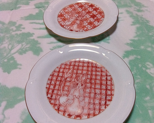 赤絵細描のお皿の二枚セットです。お揃いで素敵なティータイムはいかが