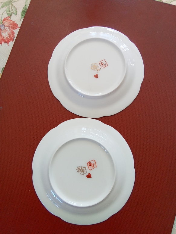 赤絵細描のお皿の二枚セットです。兎と赤絵の紋様を大倉陶園の白磁に描きました。creema陶器市2024 11枚目の画像