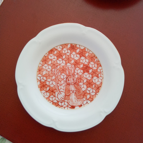 赤絵細描のお皿の二枚セットです。お揃いで素敵なティータイムはいかが