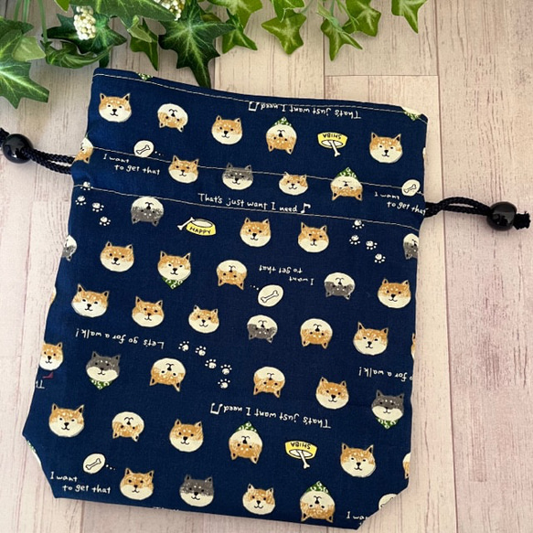 ほっこり柴ちゃんの巾着型ポーチ　紺地　裏唐草模様　送料無料 2枚目の画像