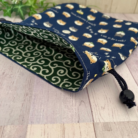 ほっこり柴ちゃんの巾着型ポーチ　紺地　裏唐草模様　送料無料 3枚目の画像