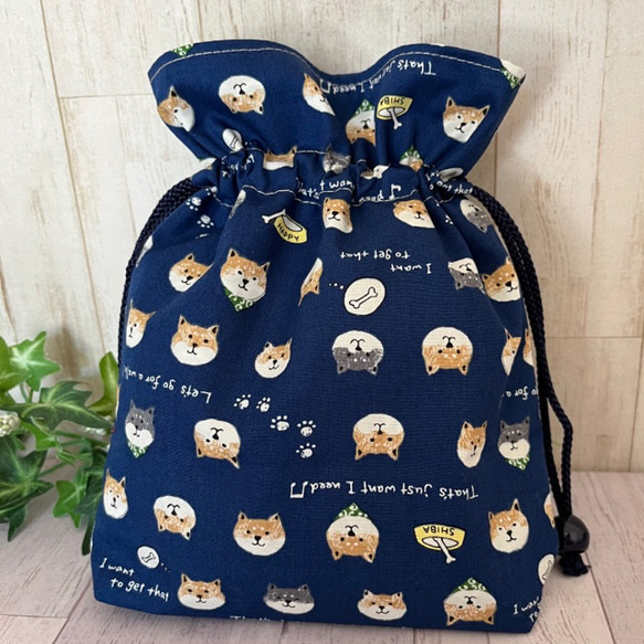 ほっこり柴ちゃんの巾着型ポーチ　紺地　裏唐草模様　送料無料 1枚目の画像