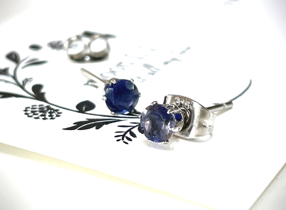 3月誕生石　アイオライト〜菫青石〜のスタッドピアス　サージカルステンレス316L 4枚目の画像