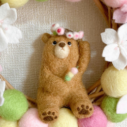 【送料無料】お花見を楽しむクマの桜リース 2枚目の画像