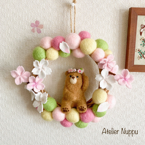 送料無料】お花見を楽しむクマの桜リース リース Atelier Nuppu