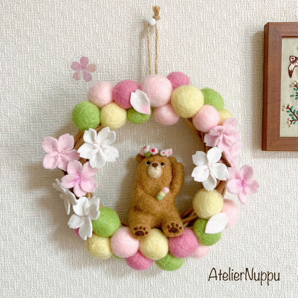 【送料無料】お花見を楽しむクマの桜リース 1枚目の画像