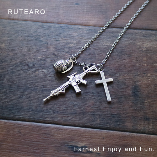 アサルトライフルと爆弾で攻撃力ばっちりのミリタリーネックレス