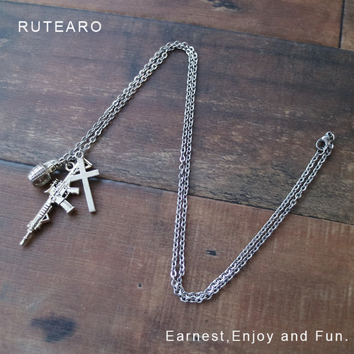 アサルトライフルと爆弾で攻撃力ばっちりのミリタリーネックレス