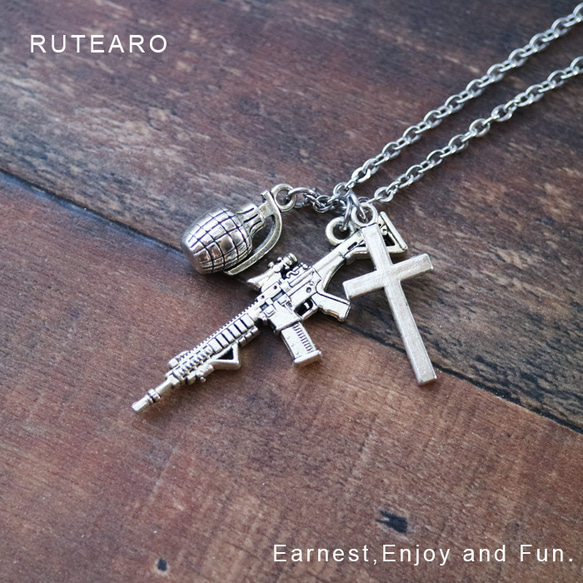 アサルトライフルと爆弾で攻撃力ばっちりのミリタリーネックレス