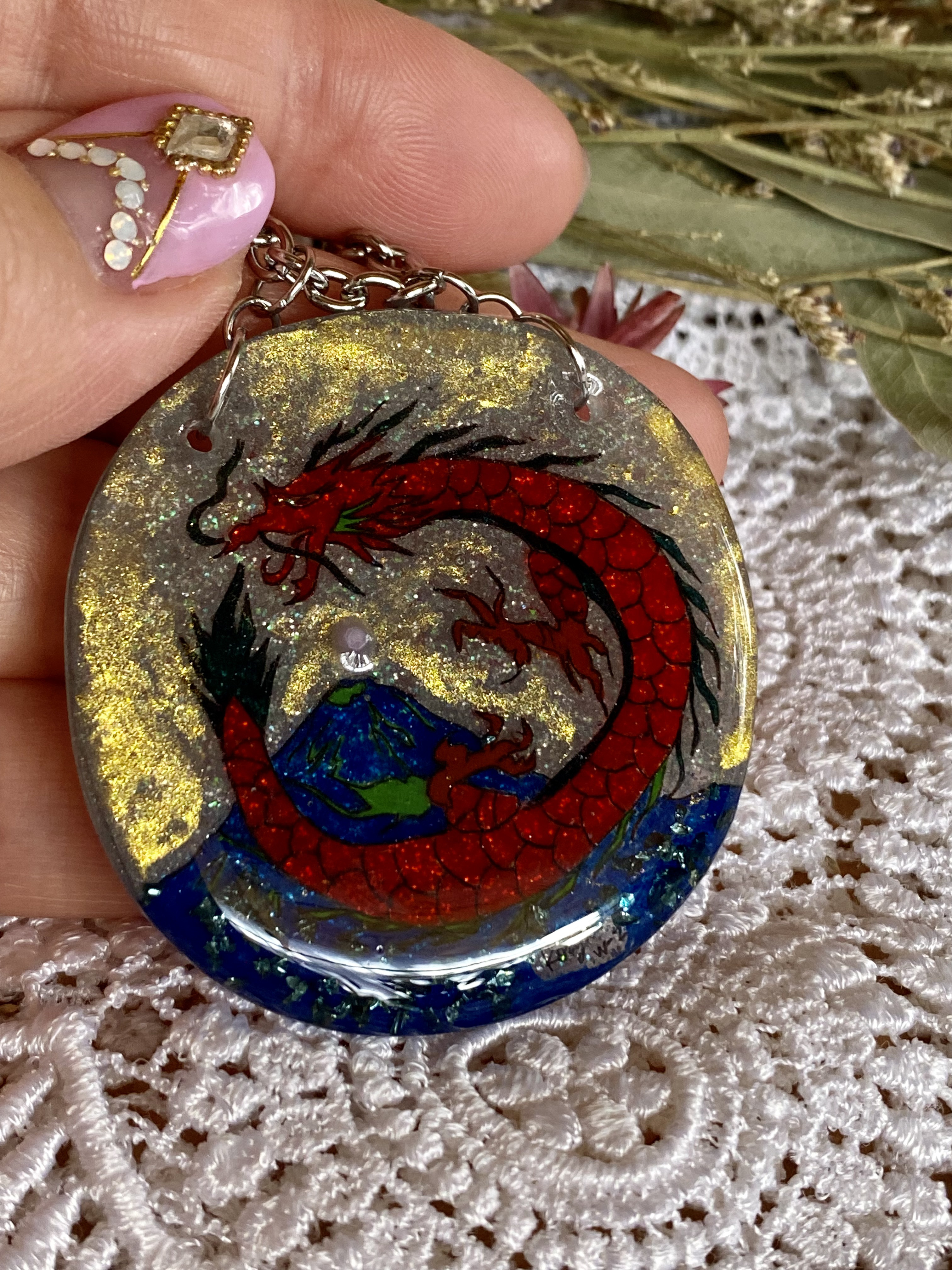 青い「富士山」と情熱的な赤い「輪龍」ペンダント