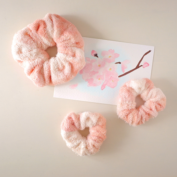 ふんわりタオルの薄紅桜シュシュ【茜のムラ染め】（オーガニック