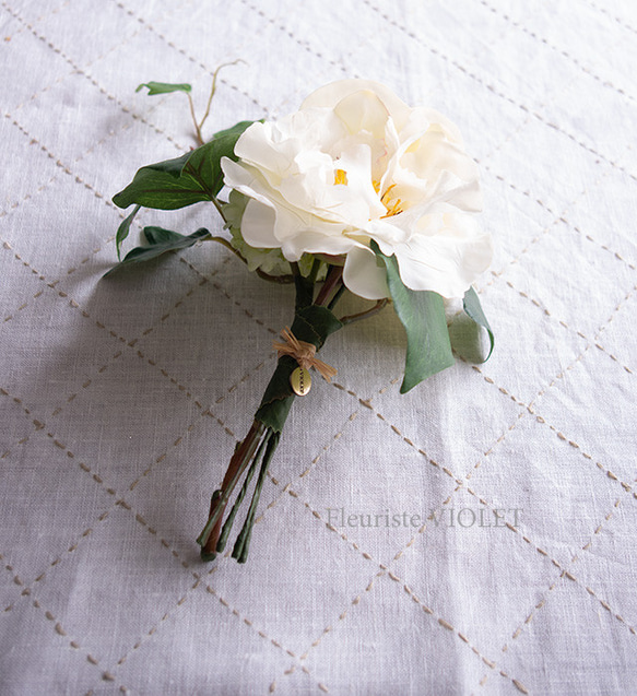 【ウェディングブーケ】　ホワイトカメリアと胡蝶蘭の小さなアートフラワーブーケ  結婚式  造花  海外挙式　前撮り 4枚目の画像