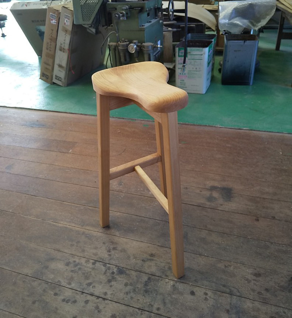 ちょい腰掛けに便利でおしゃれなサドルハイスツール 椅子（チェアー