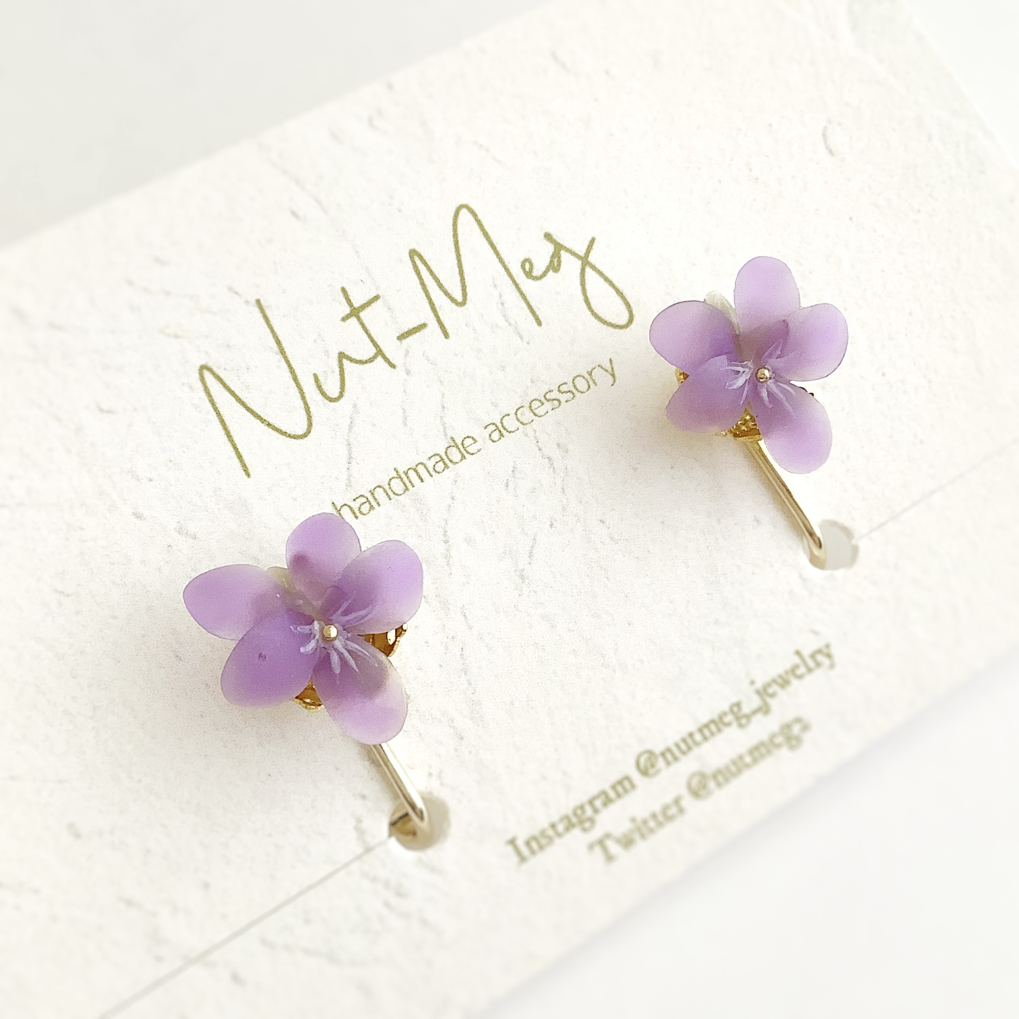 紫のスミレのイヤリング(マット)        Ω