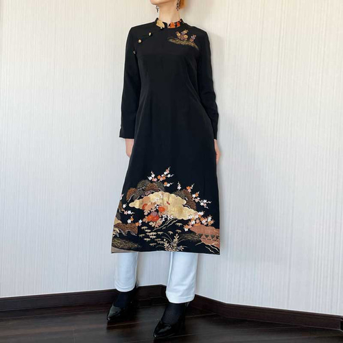 黒 半袖 ワンピース 花柄刺繍着物リメイク デザインがかわいいです  