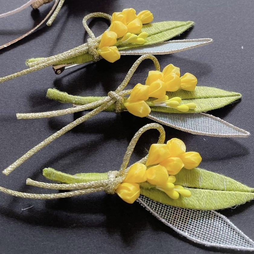 《つまみ細工》光沢が美しいミモザのブローチ