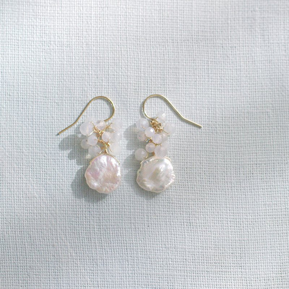 fusa : Pearl, white Chalcedony（earring） ひらひらした芥子パール 1枚目の画像